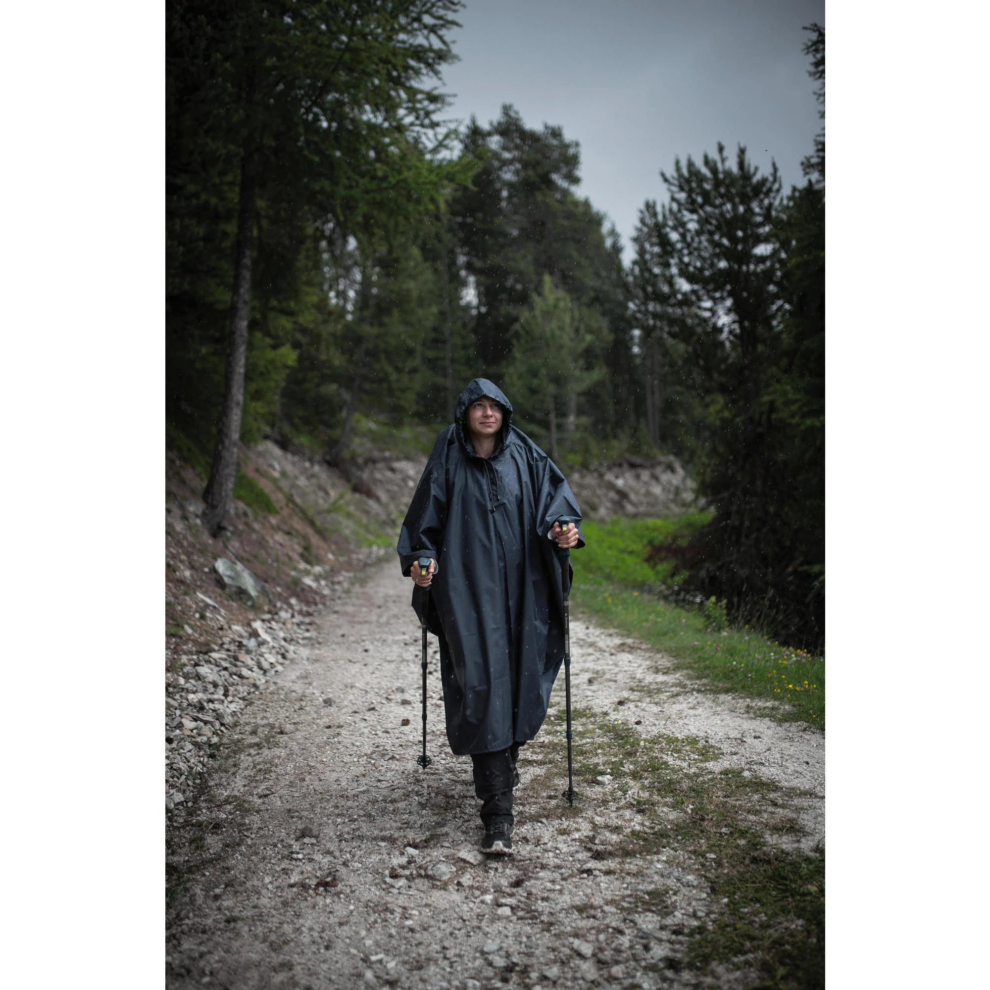 Forclaz MT100 Rain Poncho - 30 L - Image 12